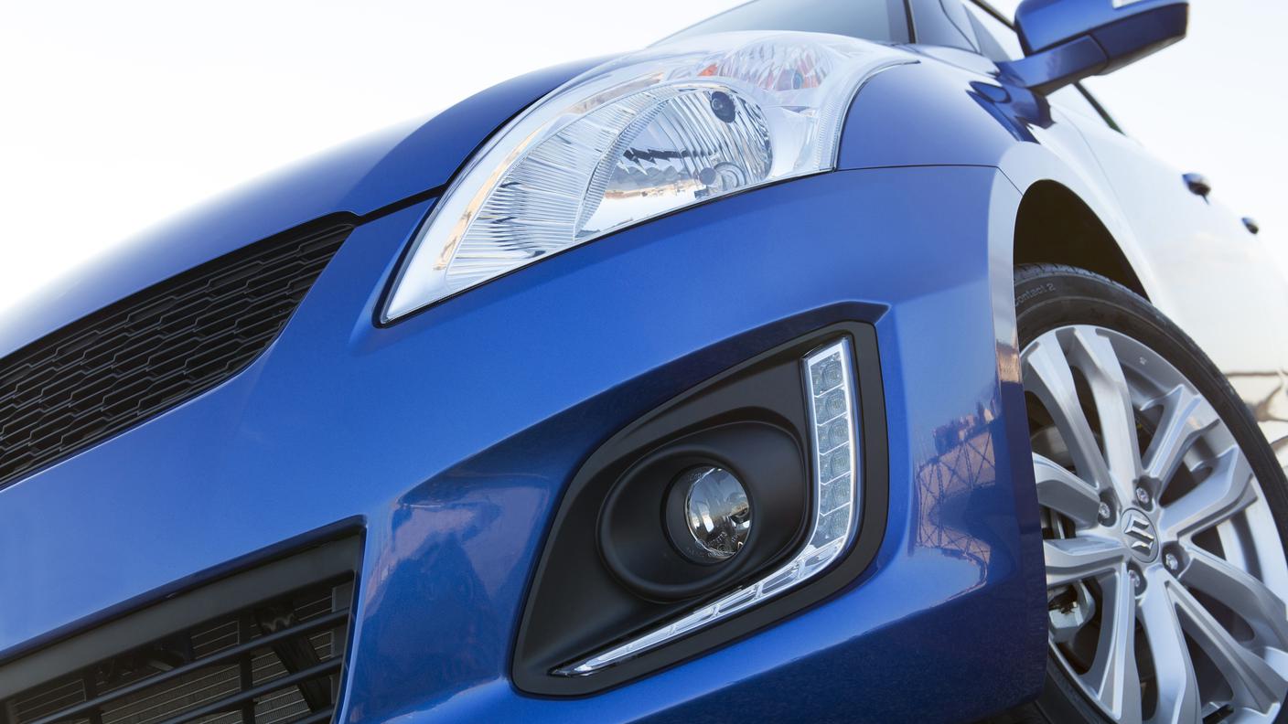 Suzuki Swift blu dettaglio frontale.jpg