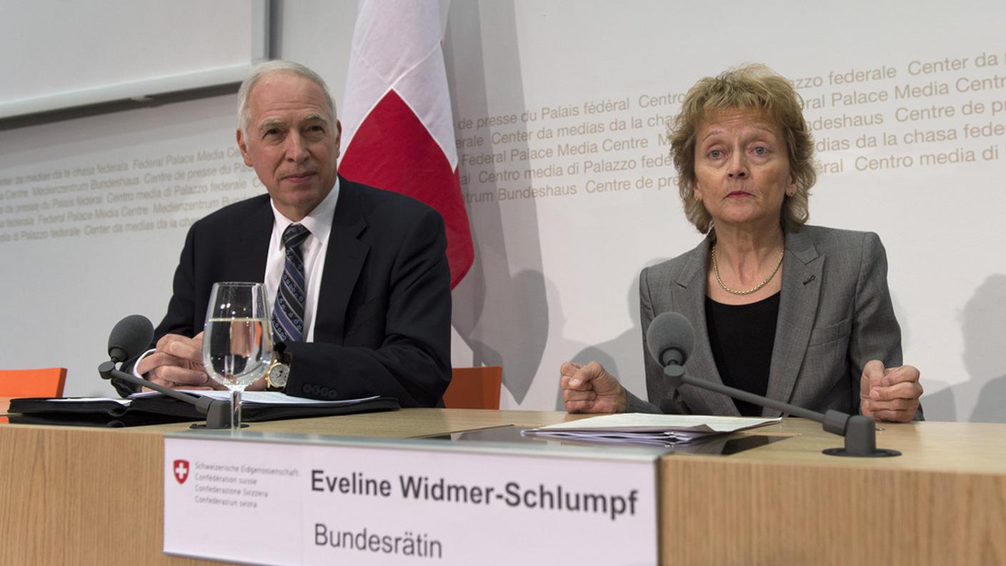 Jacques de Watteville e Eveline Widmer-Schlumpf in conferenza stampa