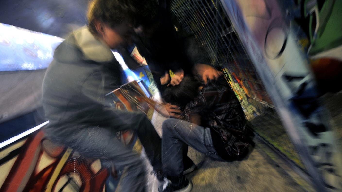 Il giovane aggredì la sorella