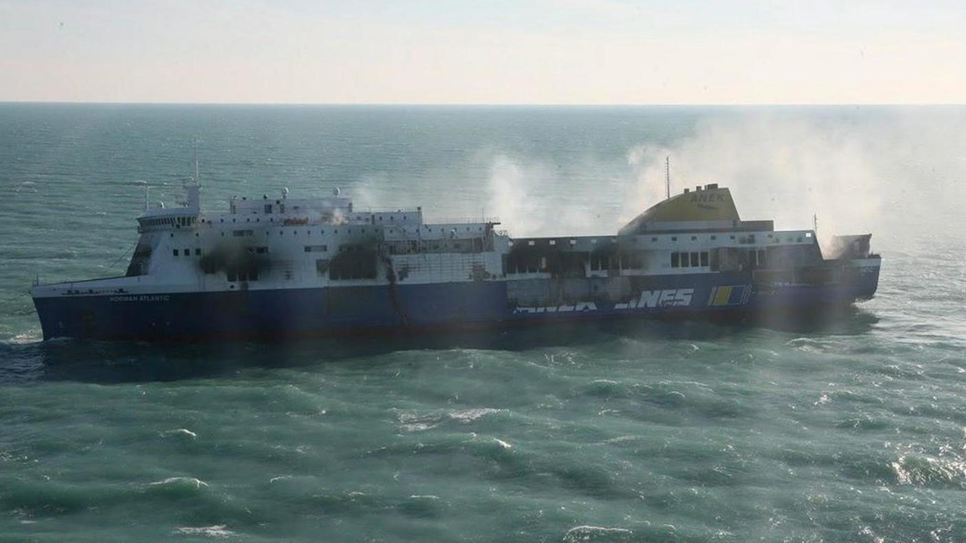 La nave in balia delle fiamme e alla deriva, lo scorso 28 dicembre
