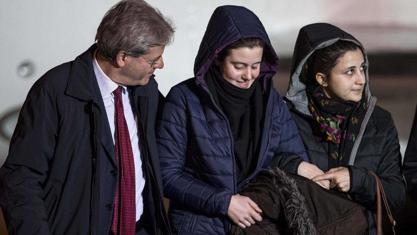 L'arrivo delle due ragazze all'aeroporto di Ciampino