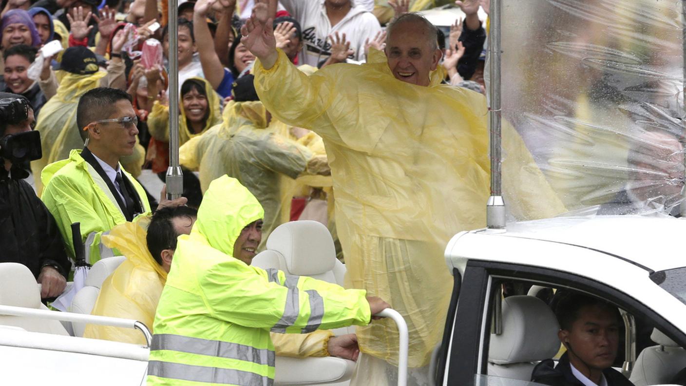 In impermeabile giallo, il Pontefice saluta la folla