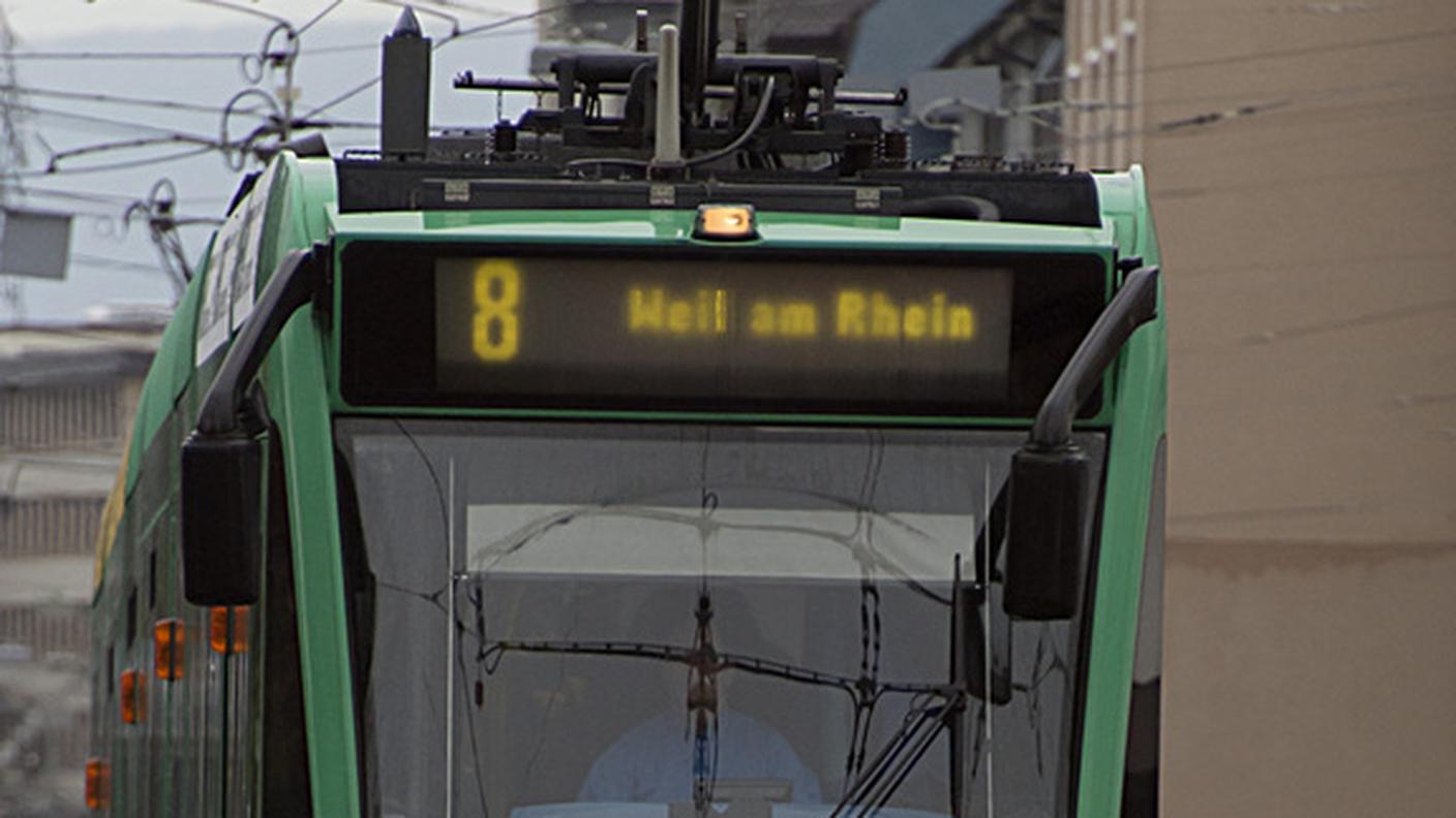 Il tram transfrontaliero numero 8, a Basilea, le cui corse sono state raddoppiate