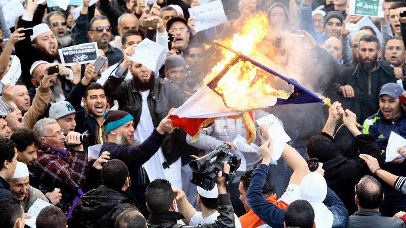 Bruciate le bandiere francesi