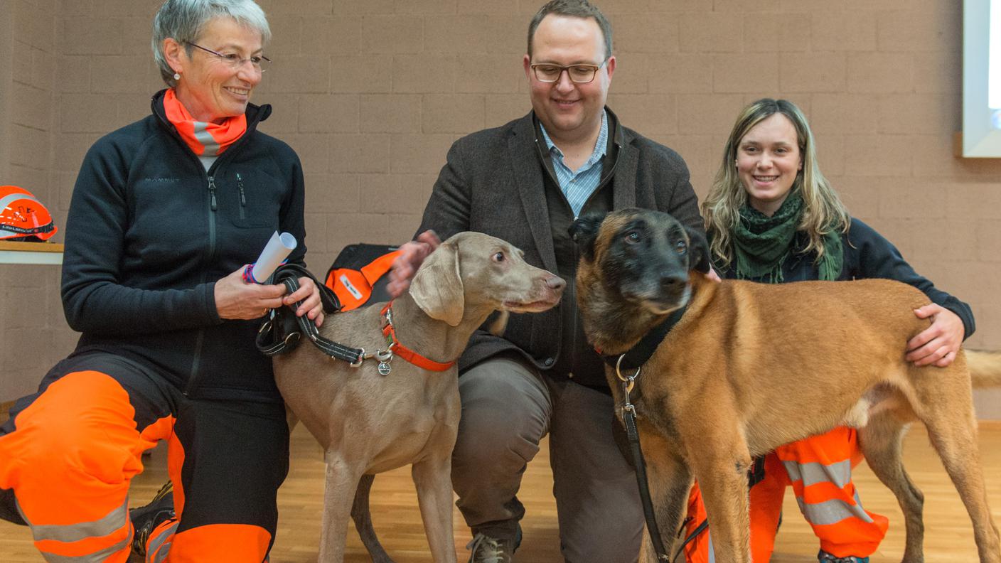 I due cani premiati, con le rispettivi istruttrici e il consigliere di Stato Gobbi