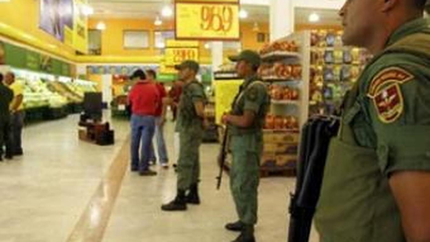 Militari al supermercato