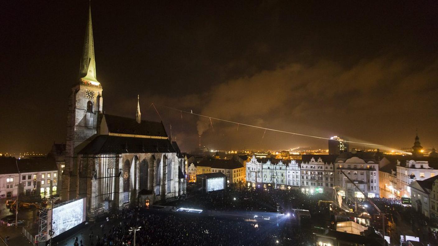 David Dimitri durante la sua impresa, 60 metri sopra la piazza di Plzen
