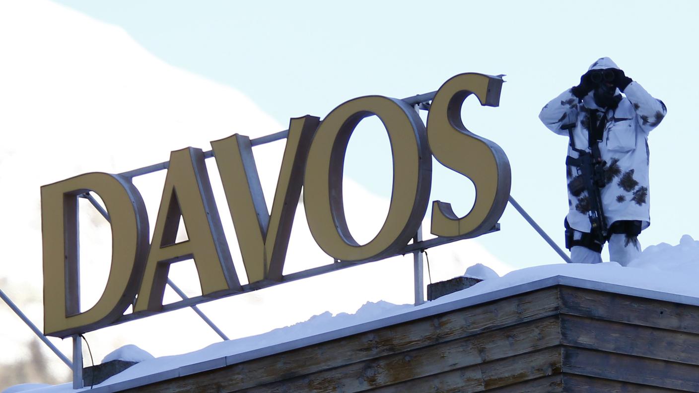 Un poliziotto sorveglia Davos
