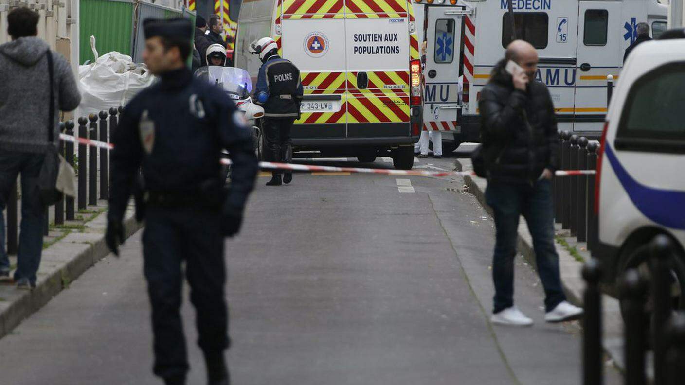 Polizia sul luogo dell'attacco a Charlie Hebdo