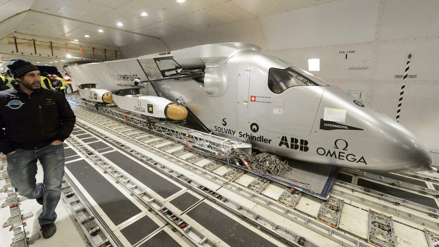 Solar Impulse nella stiva del Boeing che l'ha trasportato ad Abu Dhabi