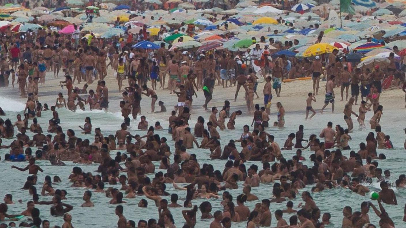 La spiaggia di Ipanema presa d'assalto per sfuggire alle temperature roventi