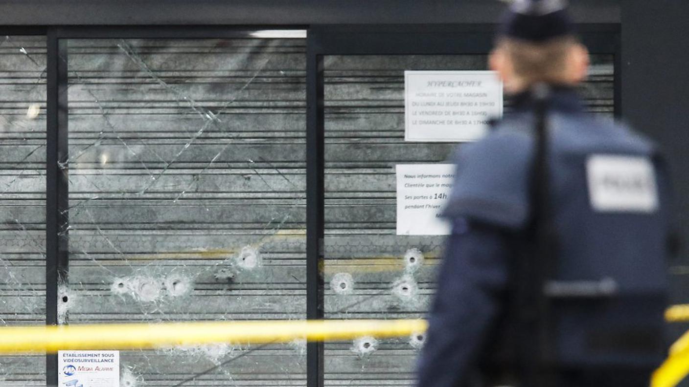 Le porte del supermercato di Porte de Vincennes crivellate dai colpi 