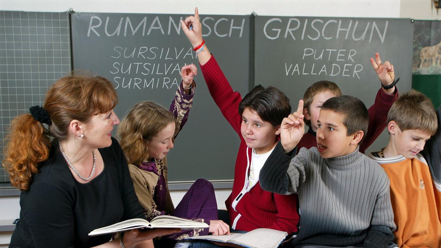 Alunni a lezione di rumantsch grischun in una scuola a Domat-Ems