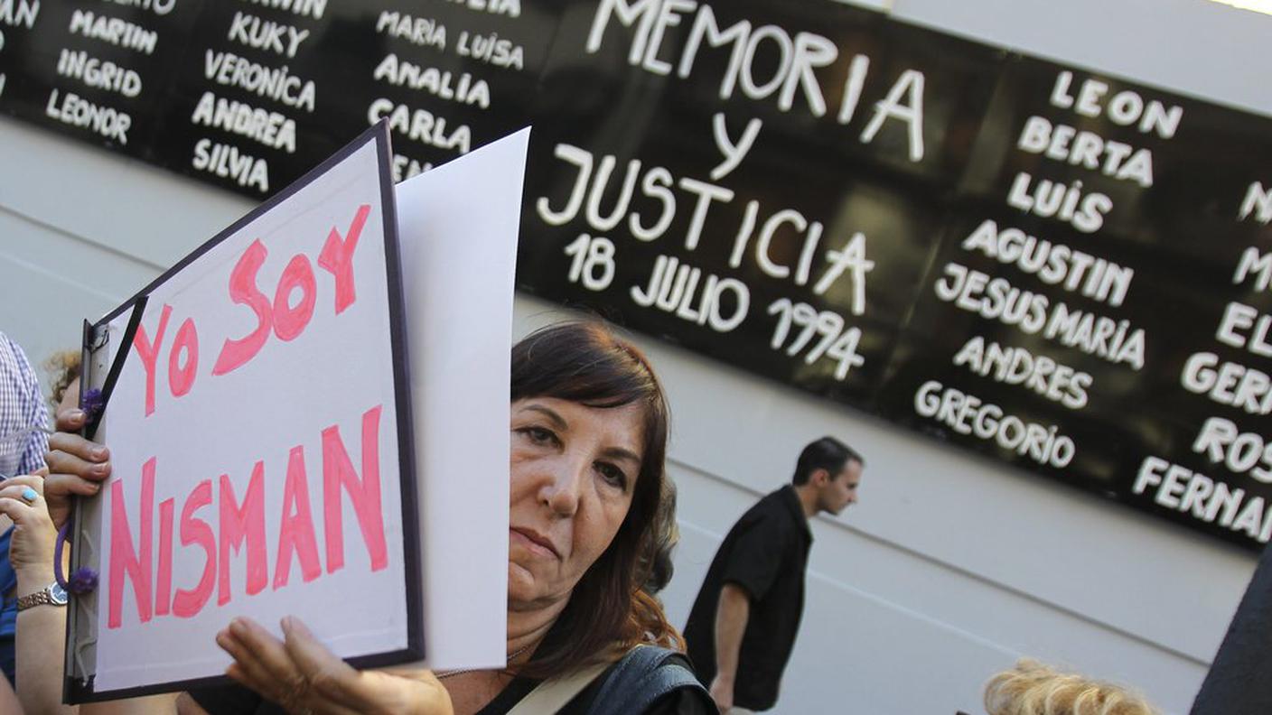 Una manifestante esprime solidarietà al magistrato trovato morto