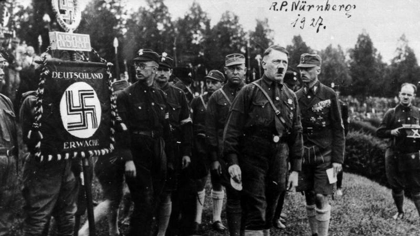 Adolf Hitler, al raduno del partito Nazista a Norimberga del 1927