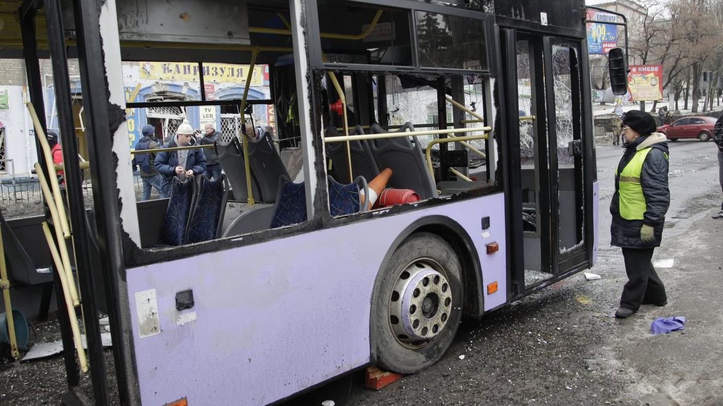 L'autobus sventrato da un colpo di mortaio giovedì a Donetsk 