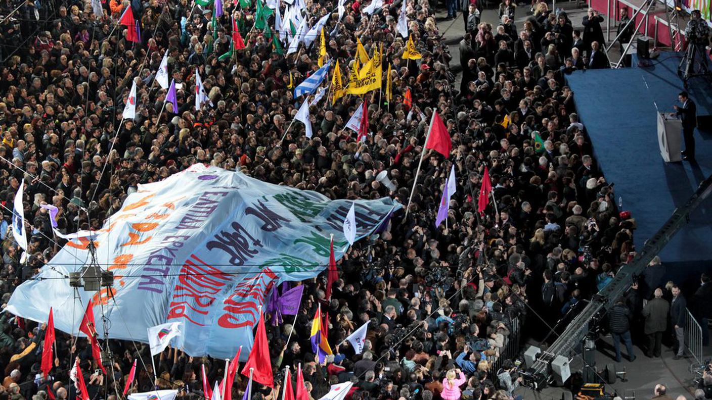Migliaia di persone sono scese in piazza ad Atene per ascoltare Tsipras