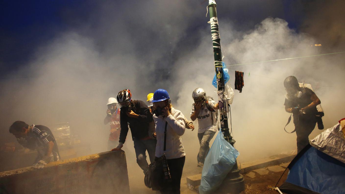 Scene di guerriglia urbana a Gezi Park nel giugno 2013 