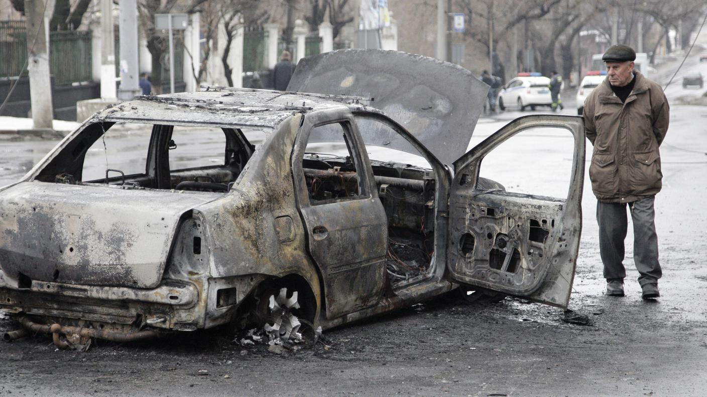 Un'auto distrutta da un colpo di mortaio desta ormai solo perplessità
