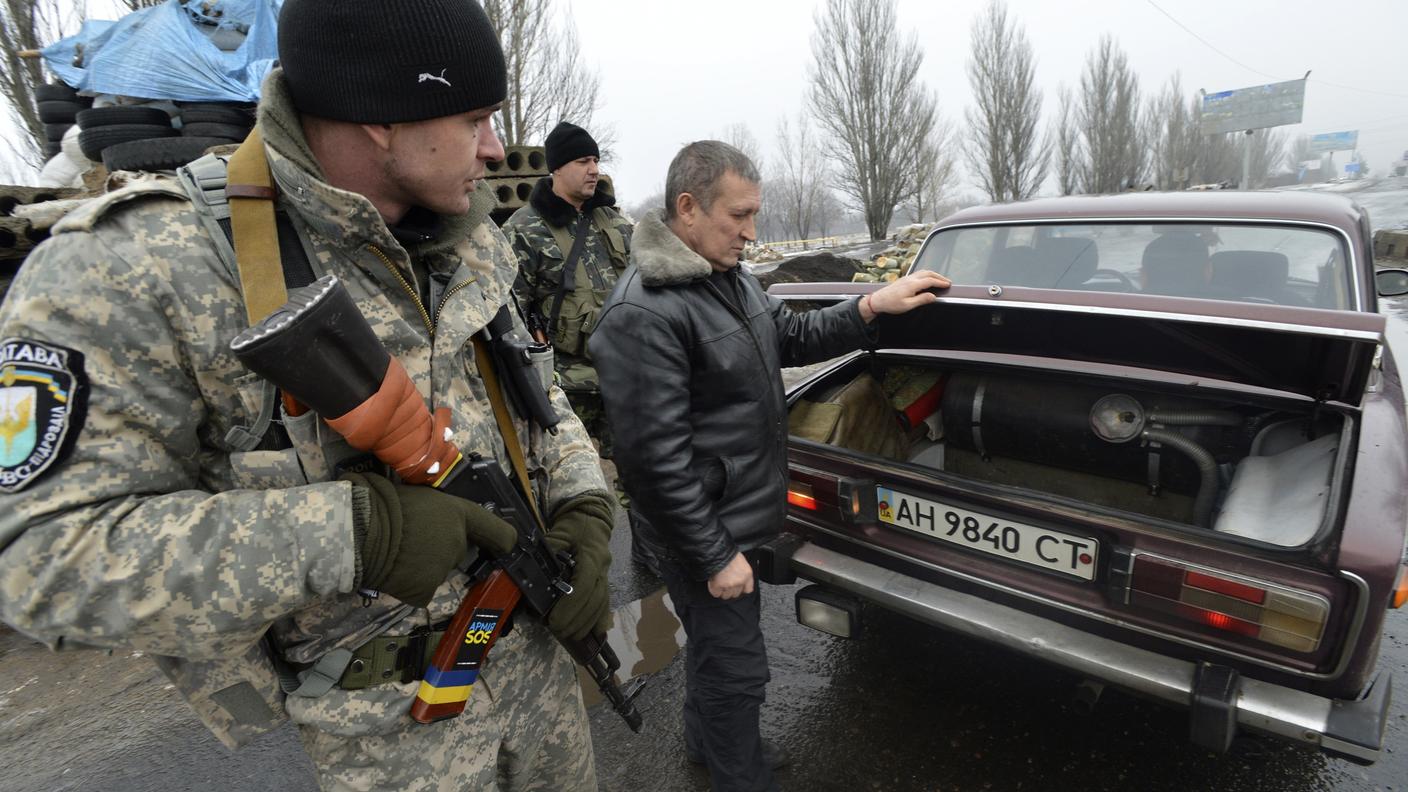 Un soldato ucraino ispeziona un'auto di passaggio a Donetsk Reuters.jpg