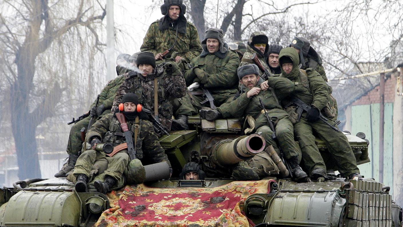 Ribelli filorussi ammassati su un carro armato a Donetsk Reuters.jpg