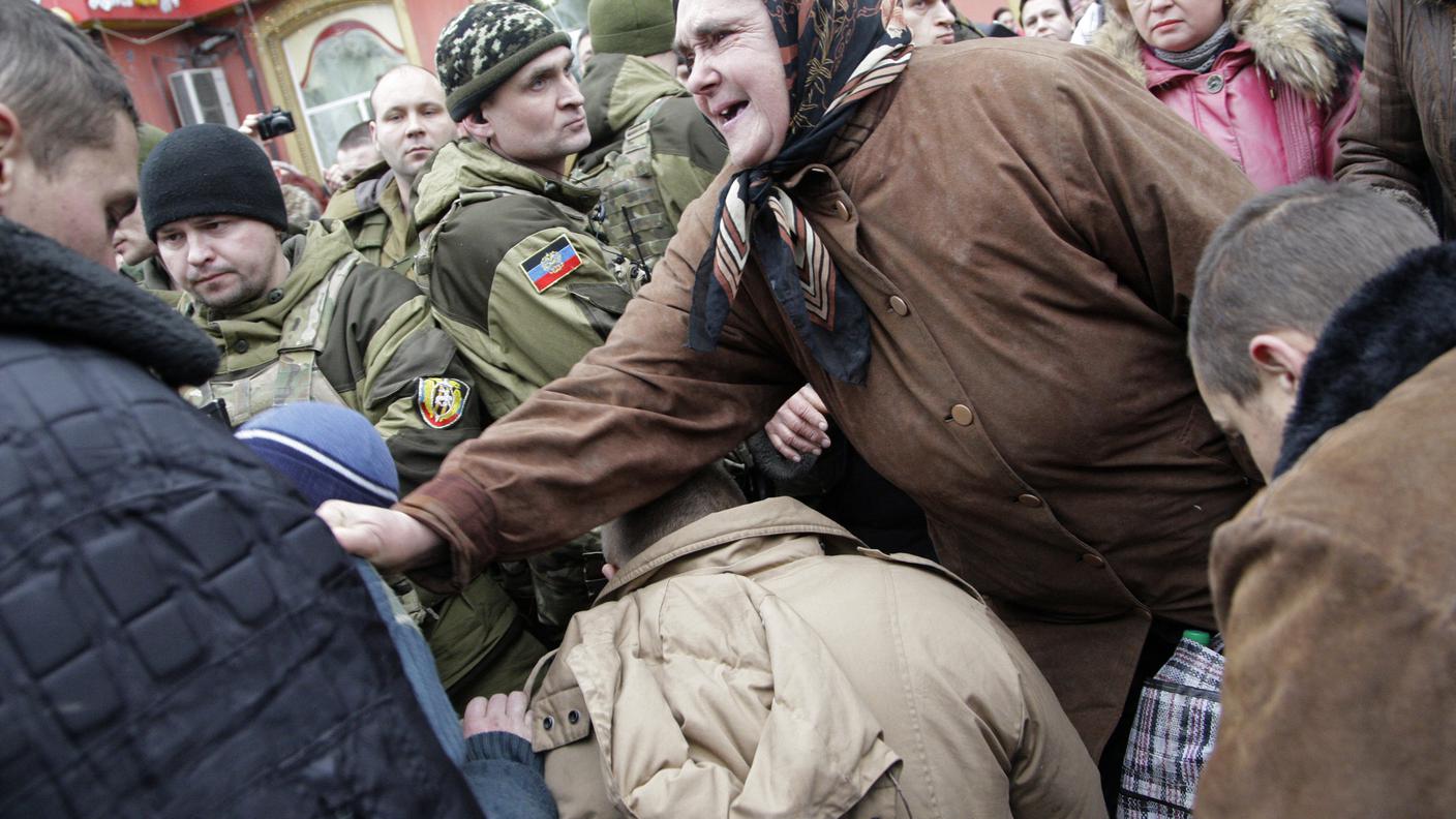 Un'anziana se la prende con prigionieri di guerra per le stragi di civili Reuters.jpg