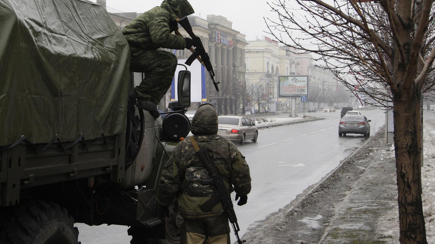 Ribelli filorussi fermano il loro camion nel traffico di Donetsk Reuters.jpg