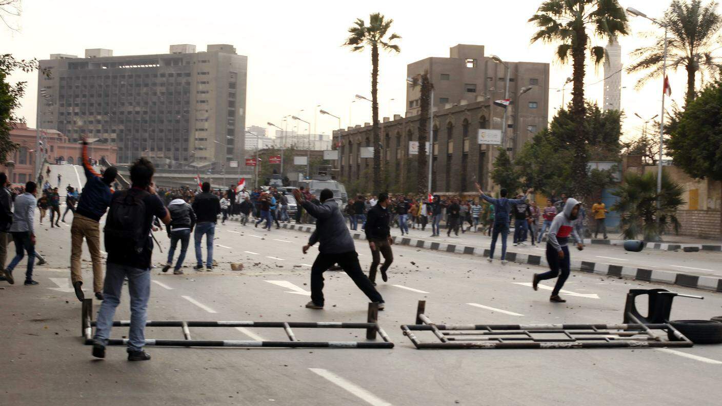 Sostenitori e oppositori del Governo si scontrano al Cairo