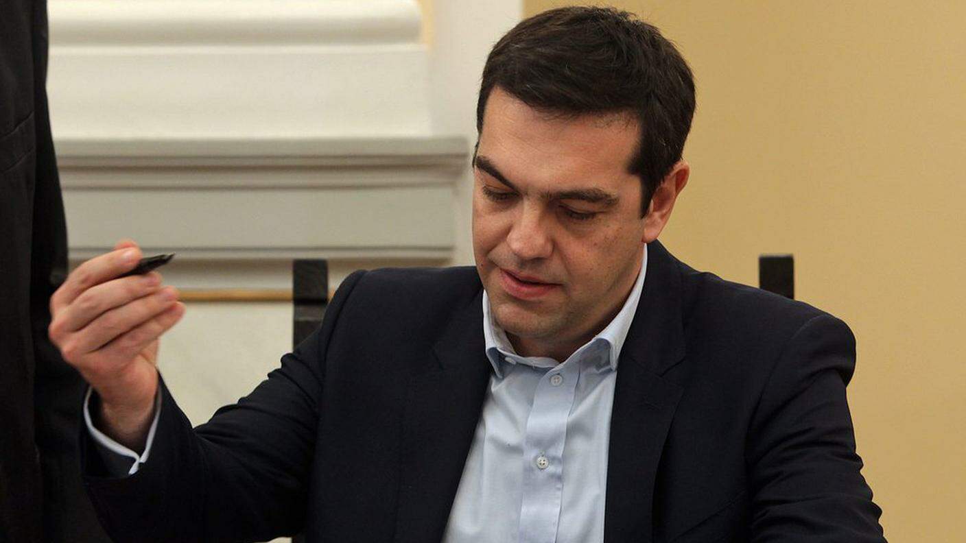 Ky_Alexis Tsipras signs protocols after his swearing-in as Prime Minister by the President of Republic Karolos Papoulias (unseen) at the Presidential Palace in Athens, Greece, 26 January 2015.