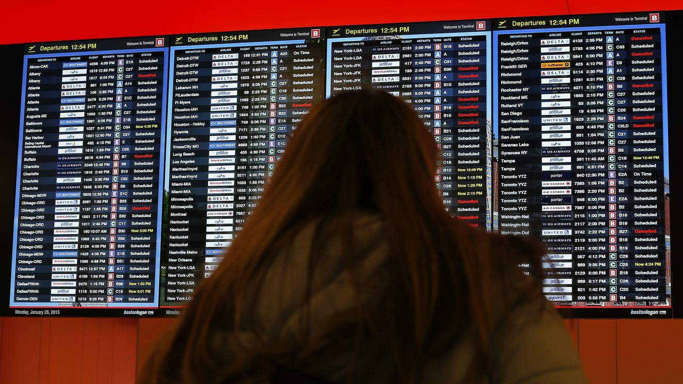 Oltre 7'000 voli sono stati cancellati martedì