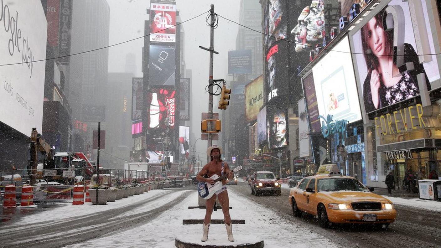 La tempesta non spaventa il "Naked Cowboy"