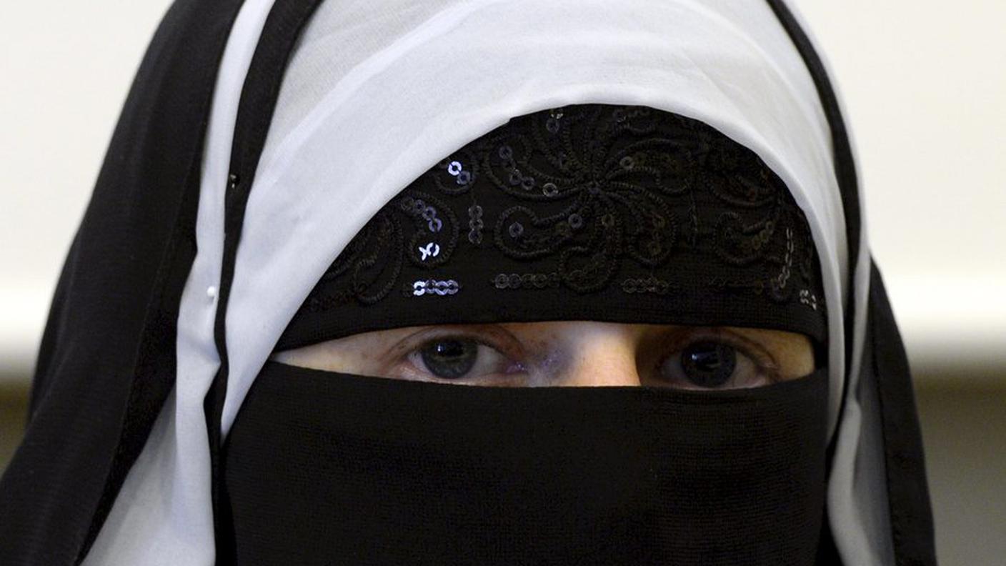 Dopo i minareti, si tenta col burqa