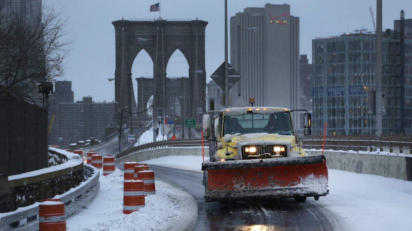 Pochi centimetri di neve imbiancano il ponte di Brooklyn
