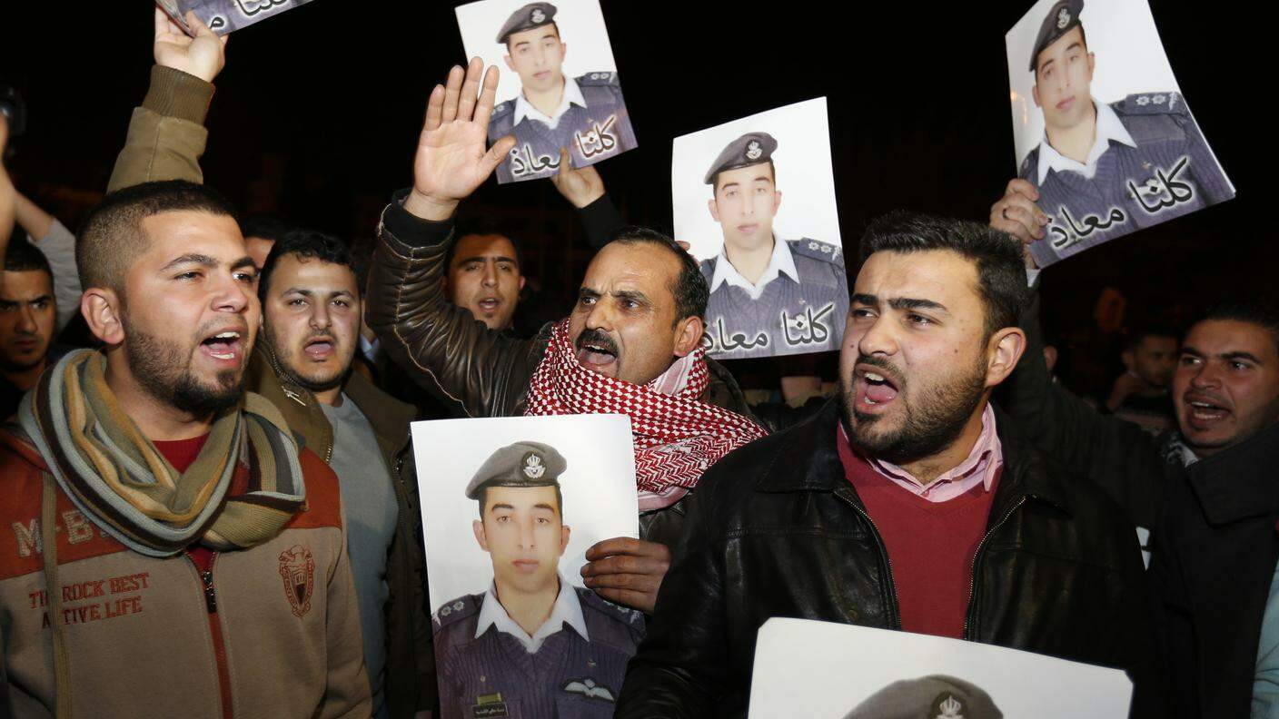 Famigliari del pilota rapito davanti alla residenza del primo ministro giordano, a Amman