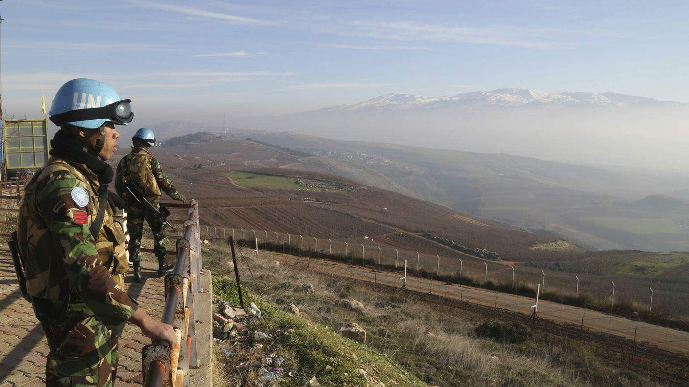 Soldati dell'UNIFIL sorvegliano la zona di confine tra Israele e Libano