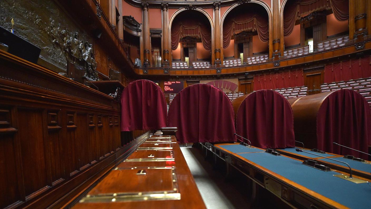 I catafalchi sono pronti per ricevere i deputati