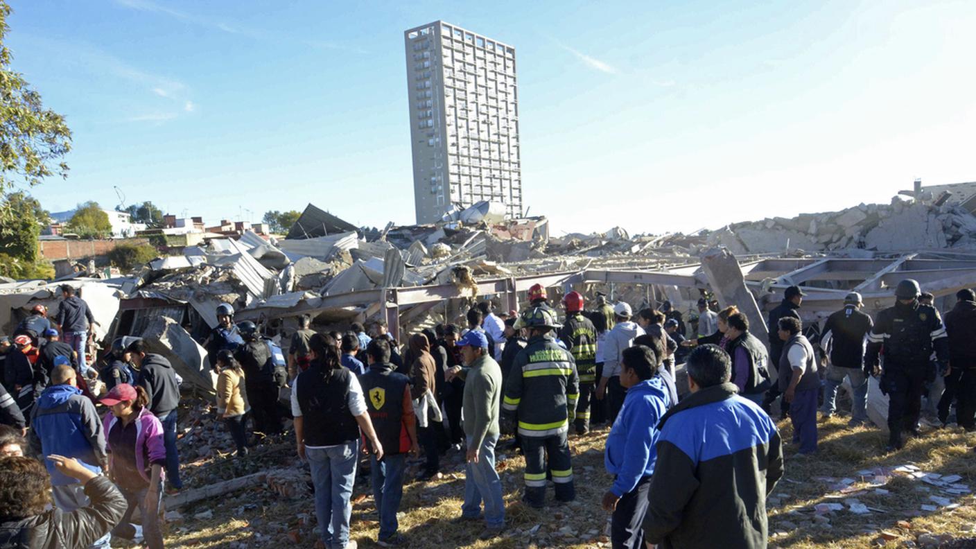 Si cercano i sopravvissuti sotto le macerie