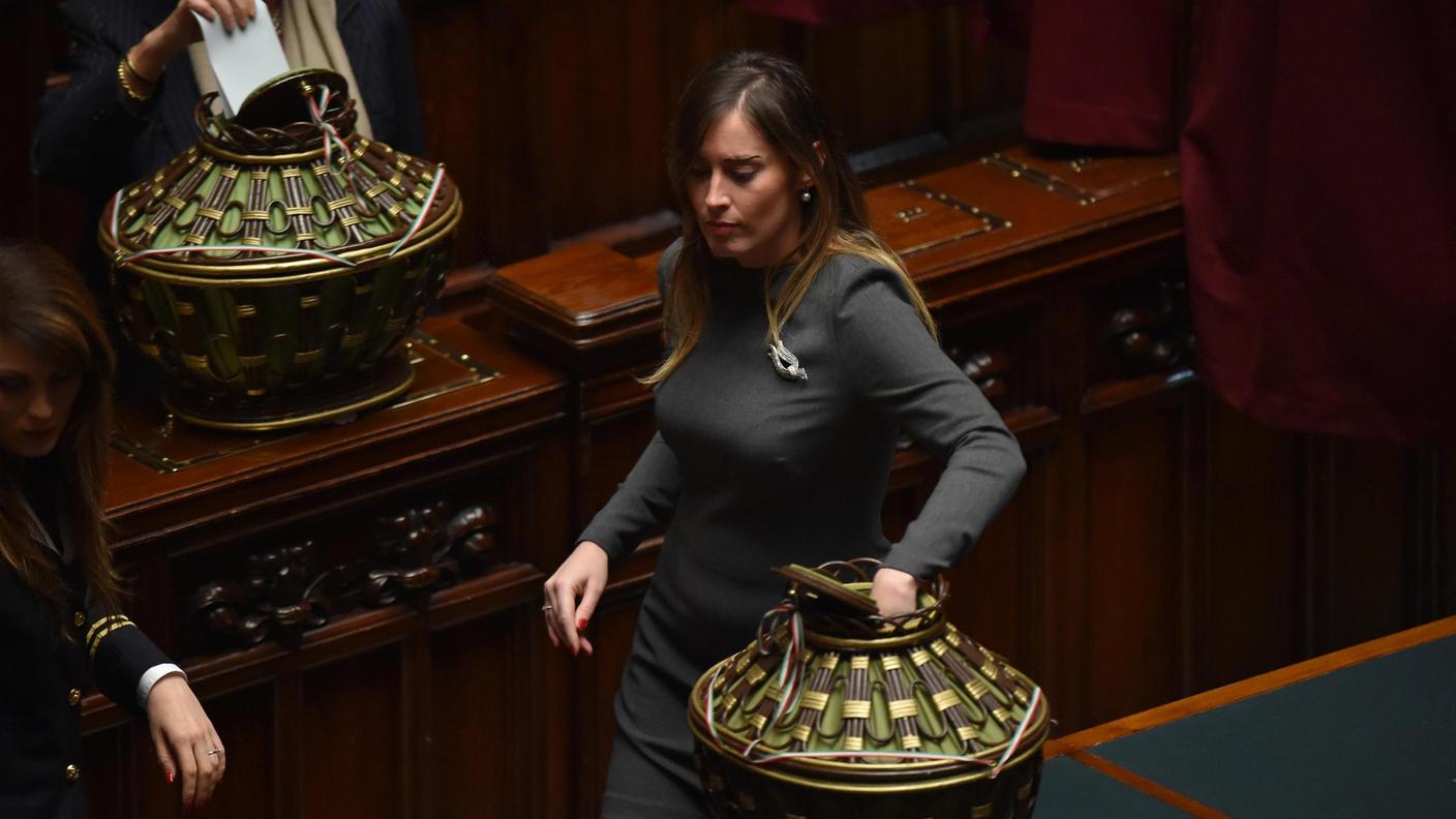 La ministra Boschi durante le operazioni di voto
