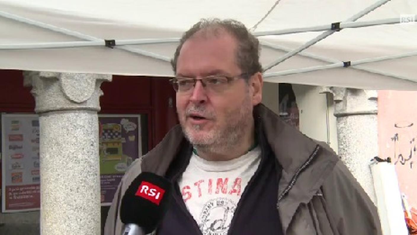 Un'intervistato in Piazza Grande a Locarno