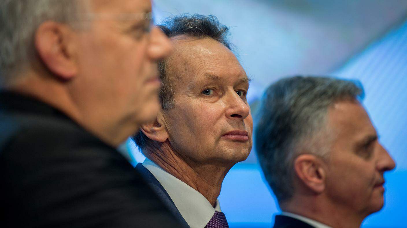 Il presidente Müller tra i consiglieri federali Schneider Ammann e Burkhalter