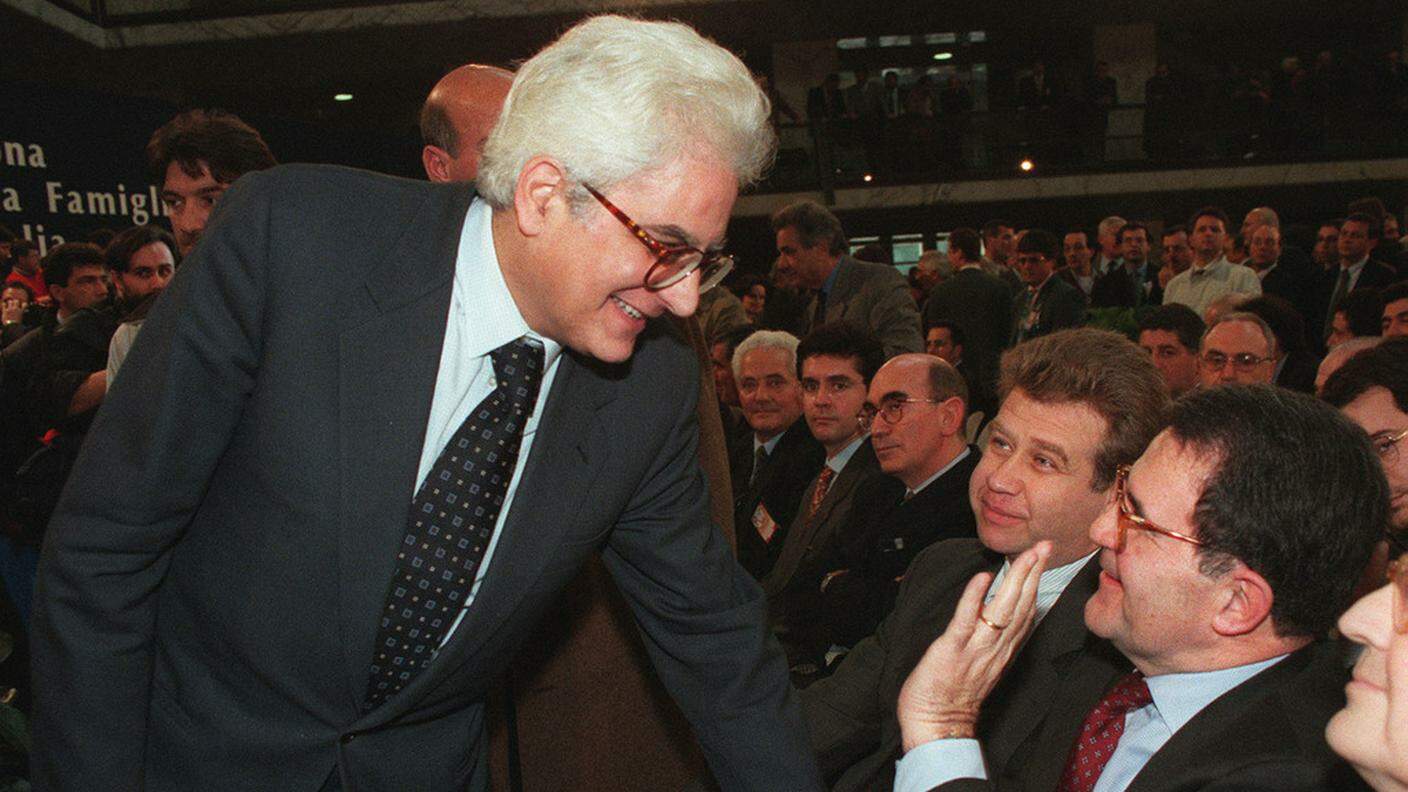 Un'immagine d'archivio di Sergio Mattarella, qui con Romano Prodi