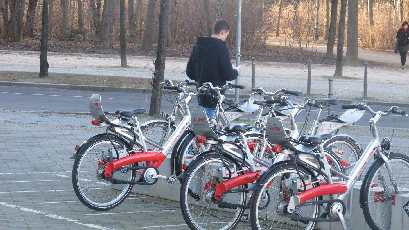 Una postazione di “bike sharing” vicino al Tiergarten