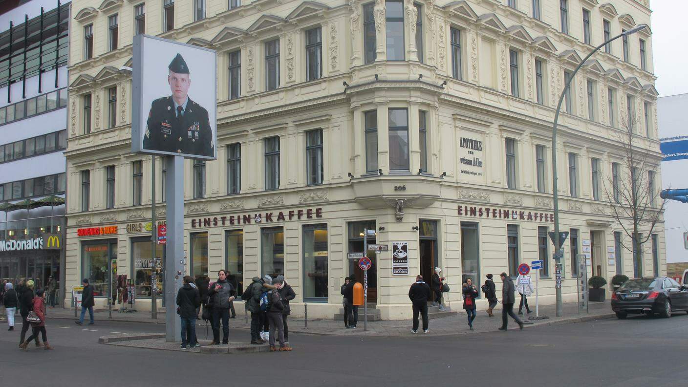 Il Checkpoint Charlie con il bar che ha sostituito il vecchio Café Adler