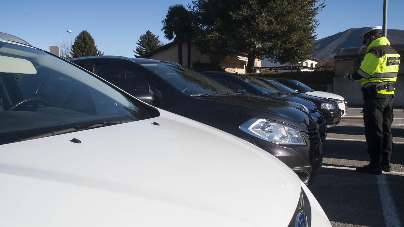 I controlli sui parcheggi abusivi dei frontalieri da parte del comune di Mendrisio