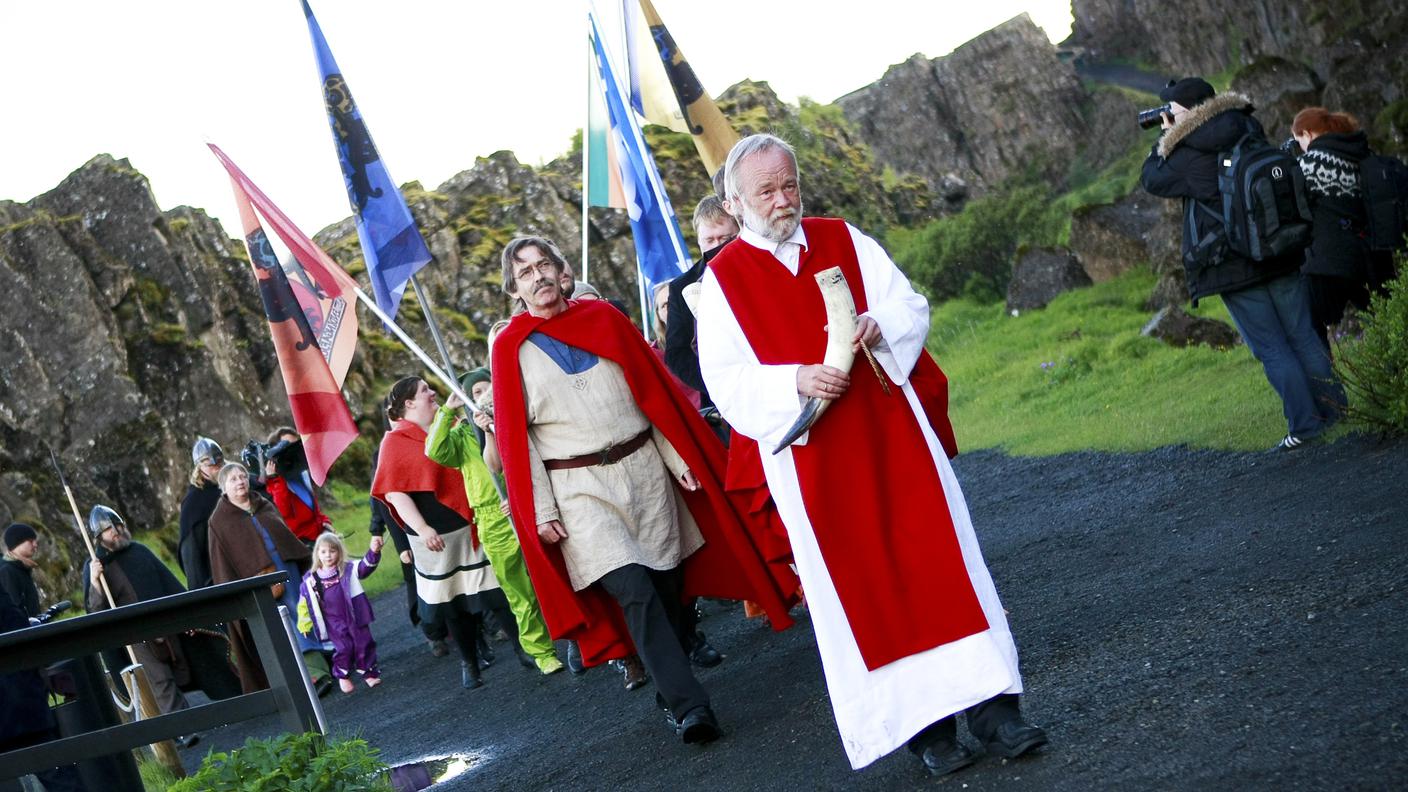 Il gran sacerdote Hilmar Orn Hilmarsson alla testa di una processione