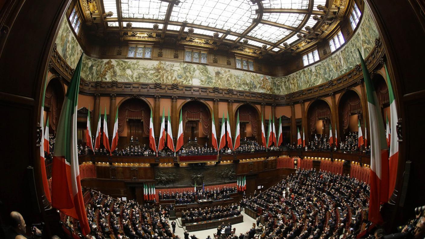 Decine di applausi in Parlamento durante il discorso