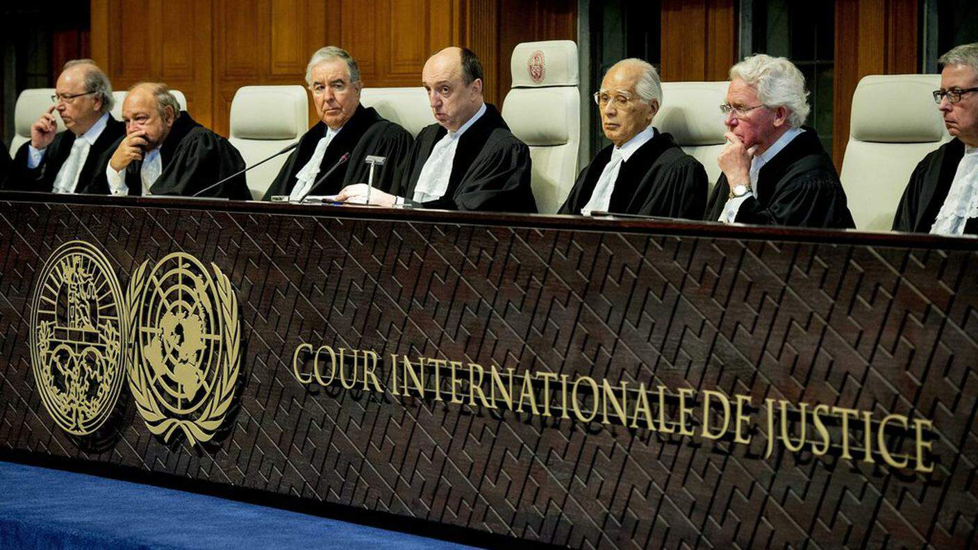 Il presidente della Corte, Peter Tomka (al centro), legge i verdetti