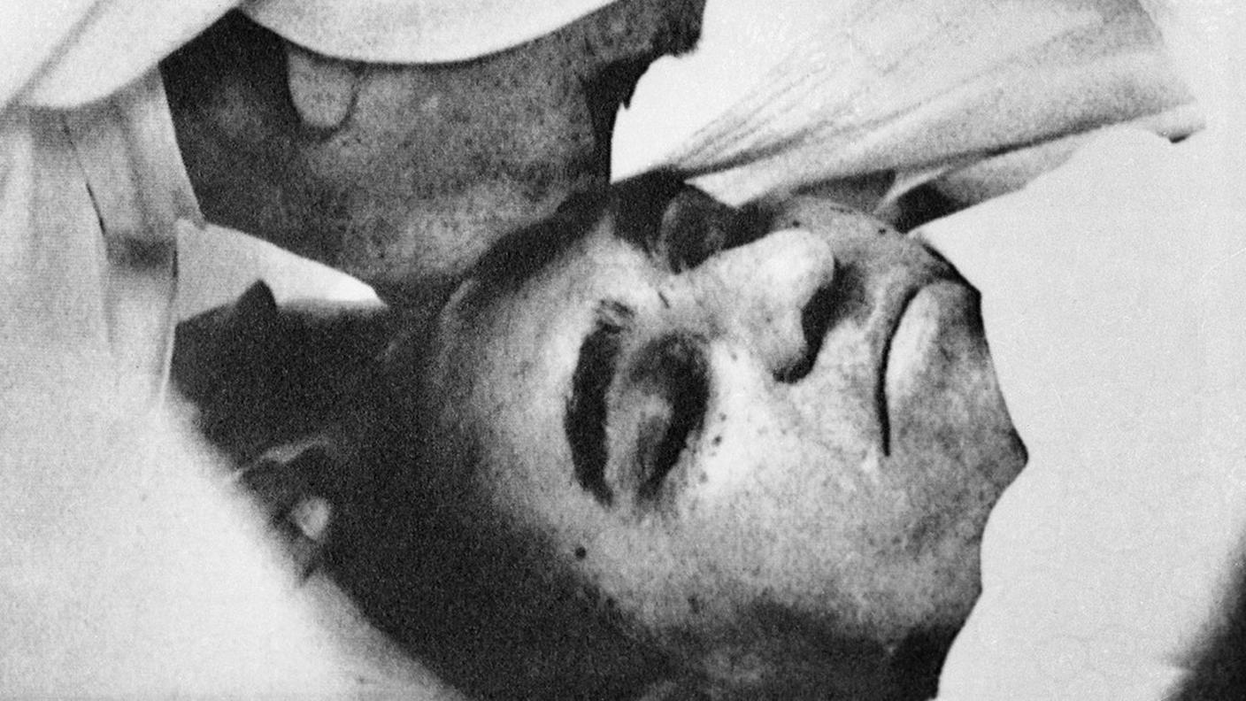 El Salvador, marzo 1980, una suora bacia la fronte dell arcivescovo assassinato