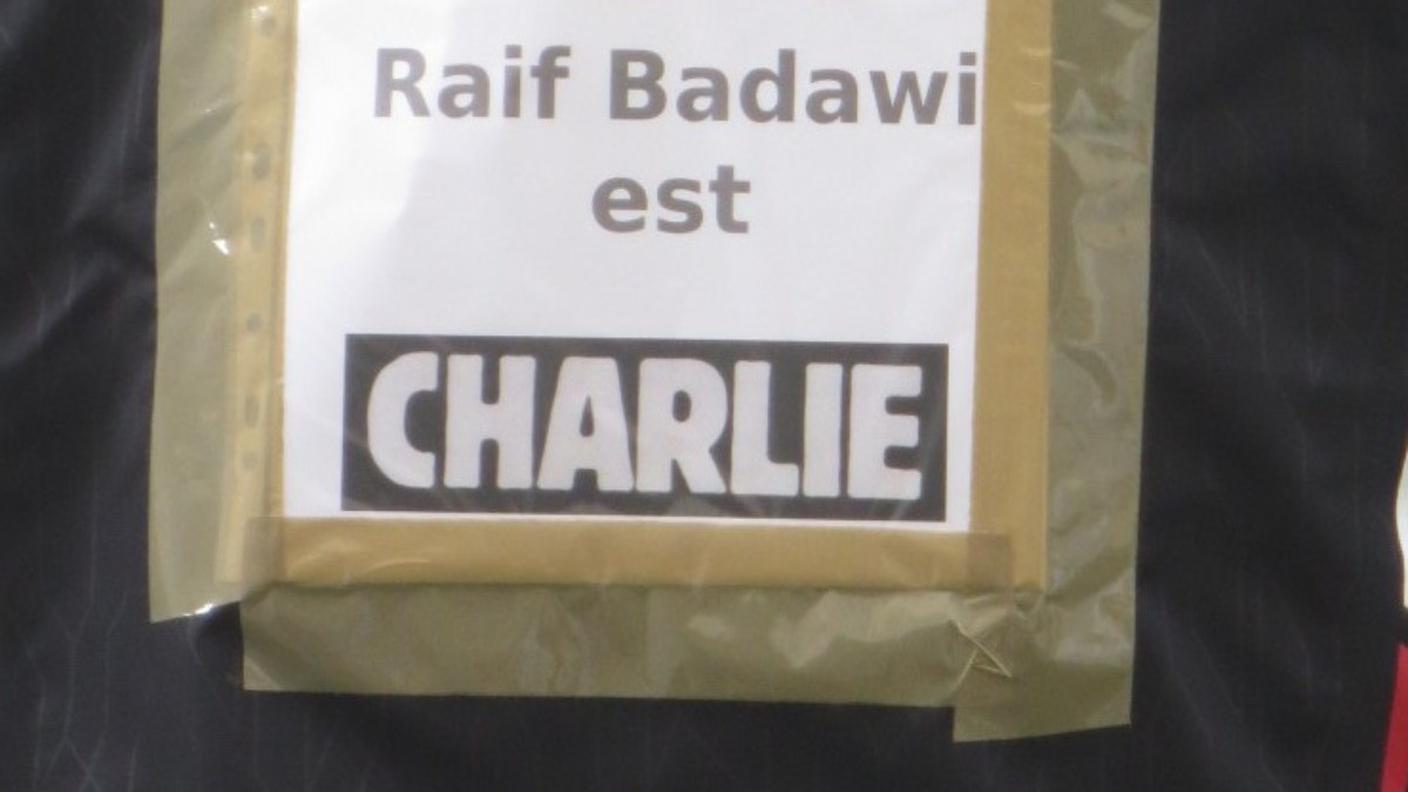 Una foto di Raif Badawi portata da un manifestante durante la "Marche répubblicaine", l'11 gennaio 2015 a Parigi