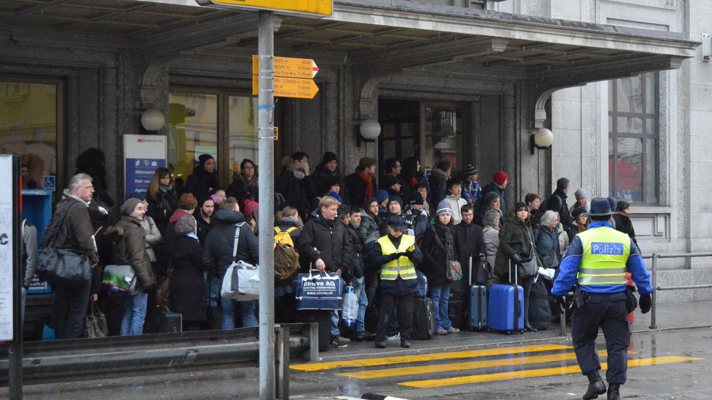 Pendolari a Chiasso in attesa dell'autobus